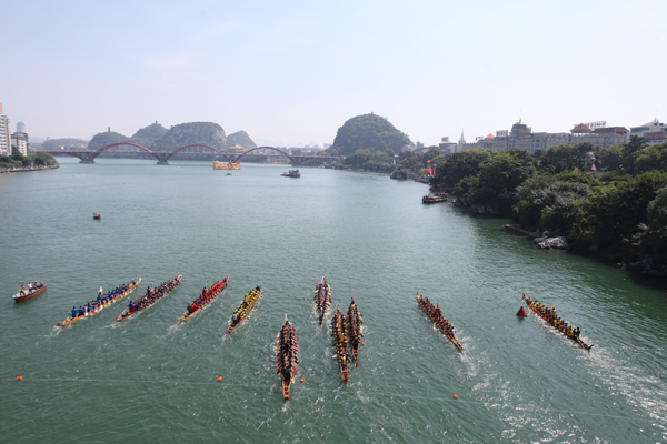 柳州水上狂欢节龙舟大赛成功举办