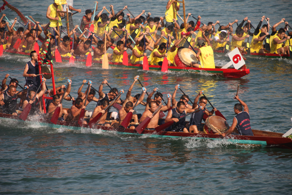 柳州水上狂欢节龙舟大赛成功举办