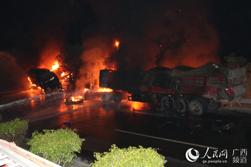 广西百色：满载沥青槽罐车与大货车相撞起火