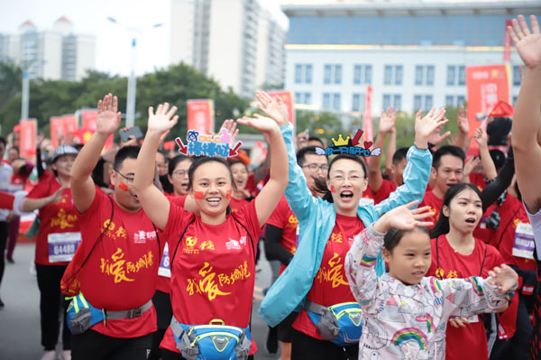 2018中国—东盟国际马拉松在防城港开跑