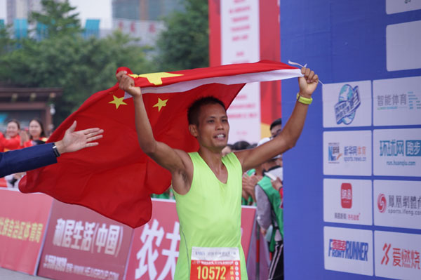 2018中国—东盟国际马拉松在防城港开跑
