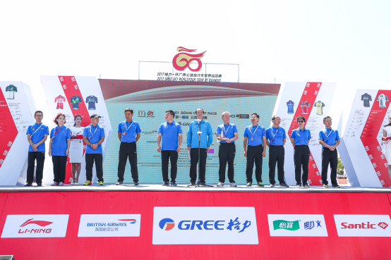 “环广西”公路自行车世界巡回赛在广西北海鸣枪开赛